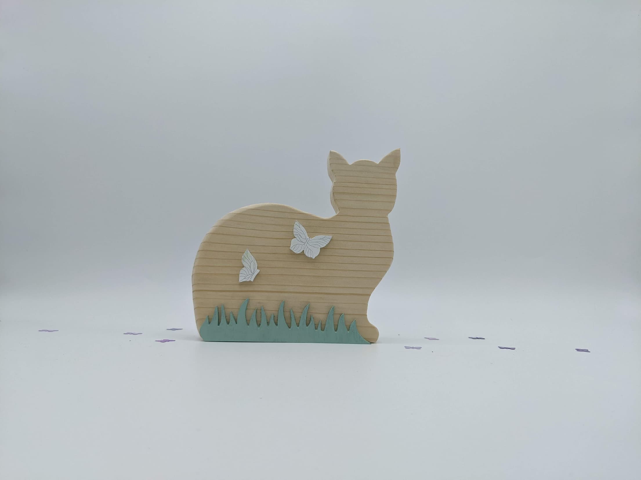 chat dans l'herbe et papillons