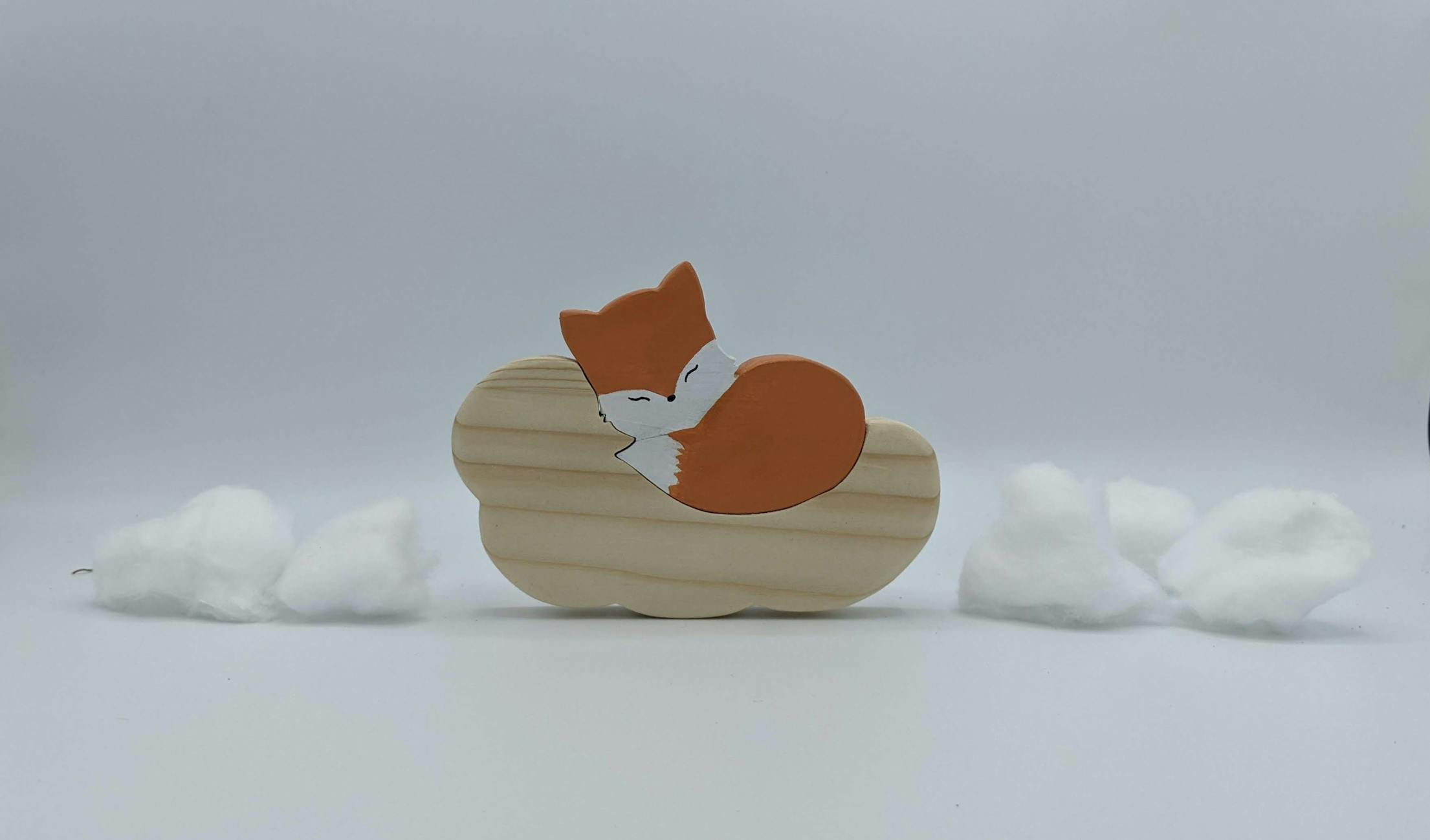 renard roux endormi sur nuage bois
