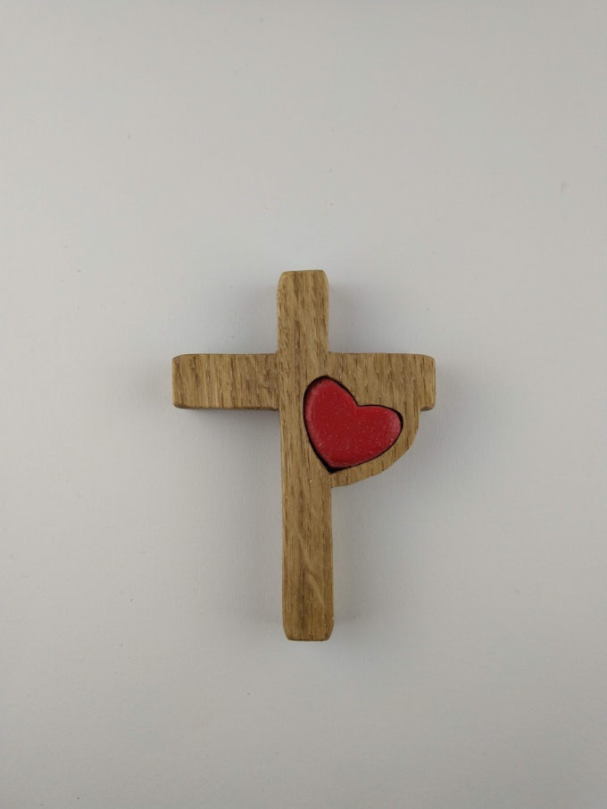 croix et coeur rouge sur le côté
