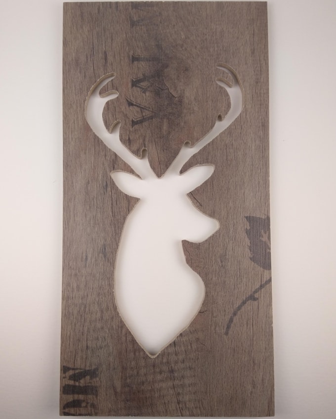 cerf silhouette évidée sur planche