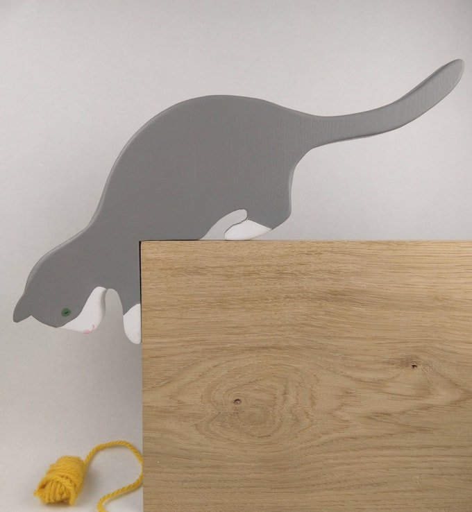 chat gris et blanc prêts à bondir