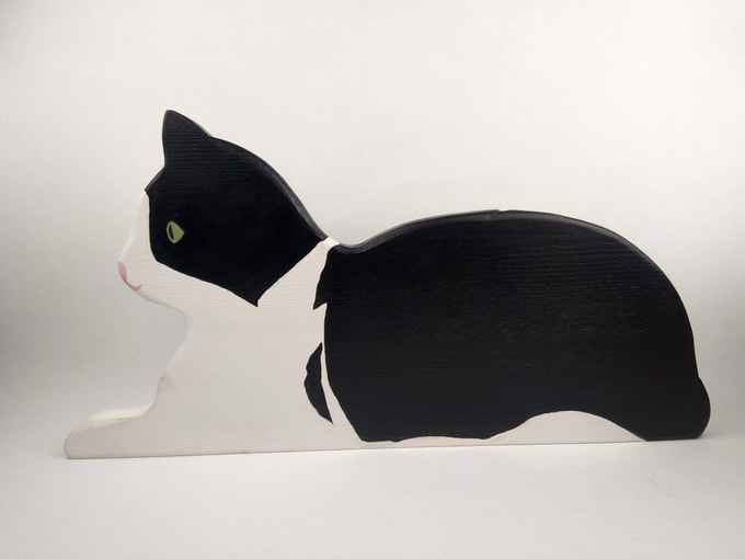 chat noir et blanc assis