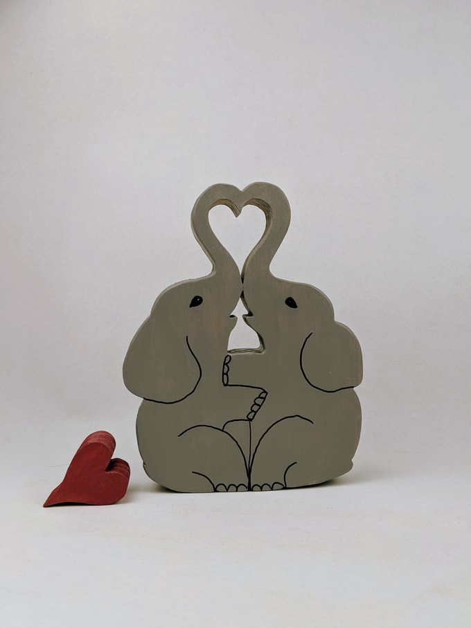 2 éléphants enlacés trompe en forme de coeur et coeur rouge amovible