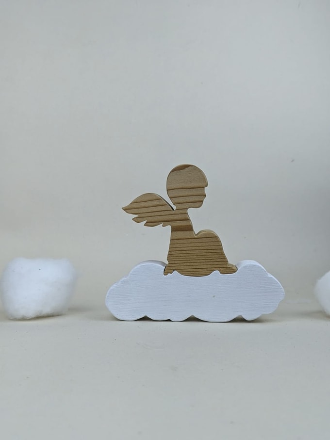 ange bois assis sur nuage blanc