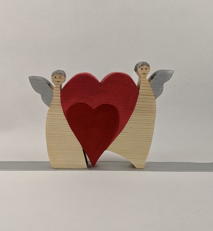 coeurs tenus par 2 anges