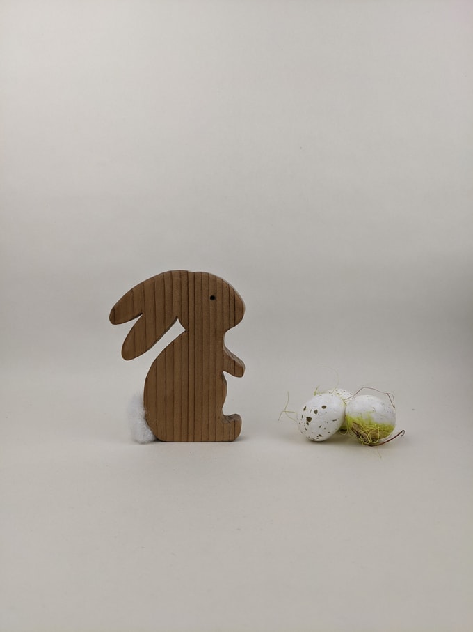 petit lapin en bois queue coton blanc