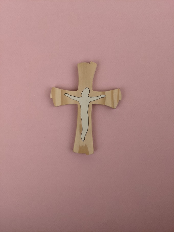 croix en bois avec sihouette blanche du Christ