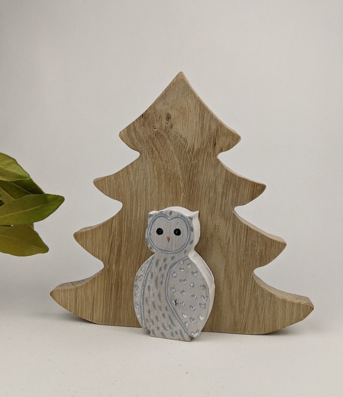 chouette blanche dans sapin 