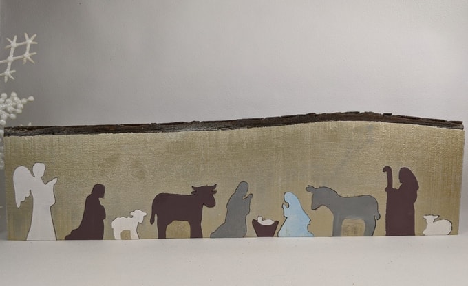 crèche de Noël sur planche avec écorce