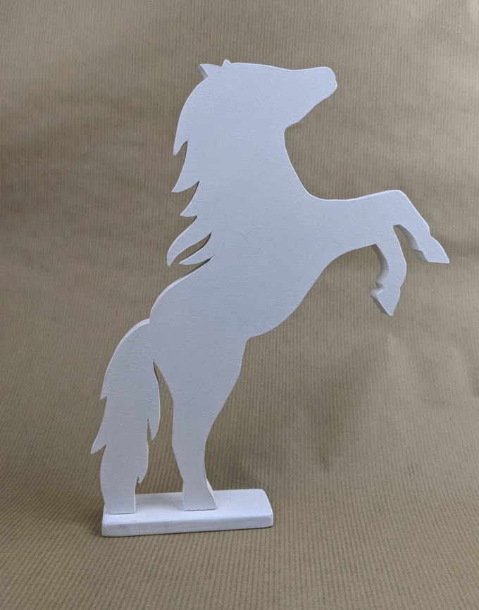 cheval blanc se cabrant