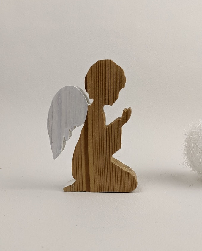 ange bois et ailes blanches en prière