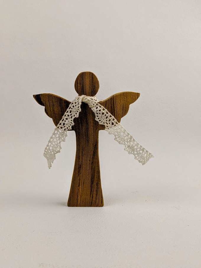 ange bois foncé avec noeud en dentelle