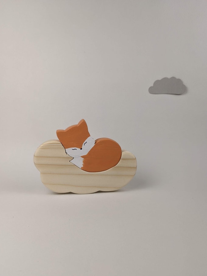 renard roux dormant sur nuage bois