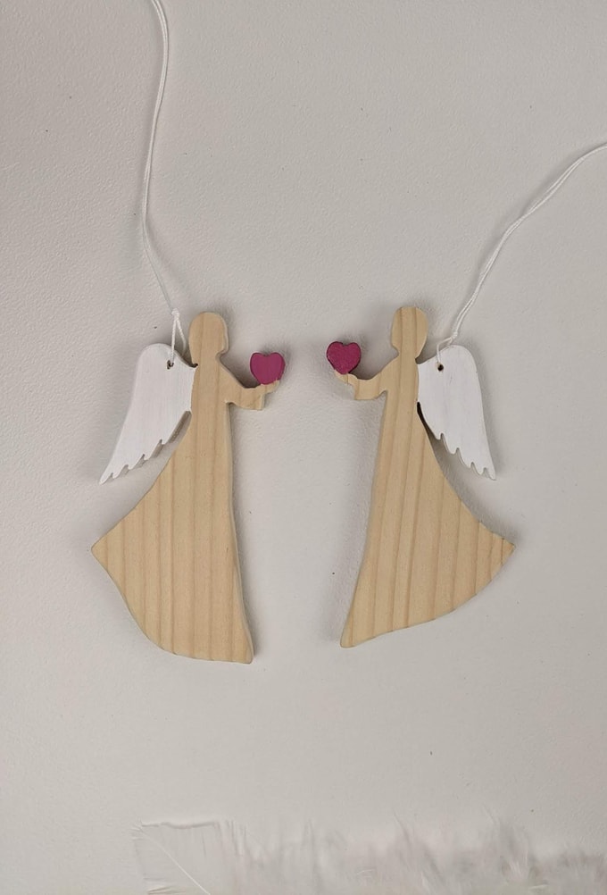 2 anges en suspension avec un coeur dans la main