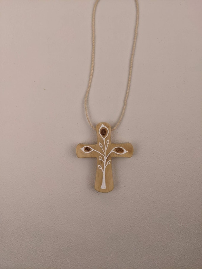 croix pendentif arbre blanc et rouge