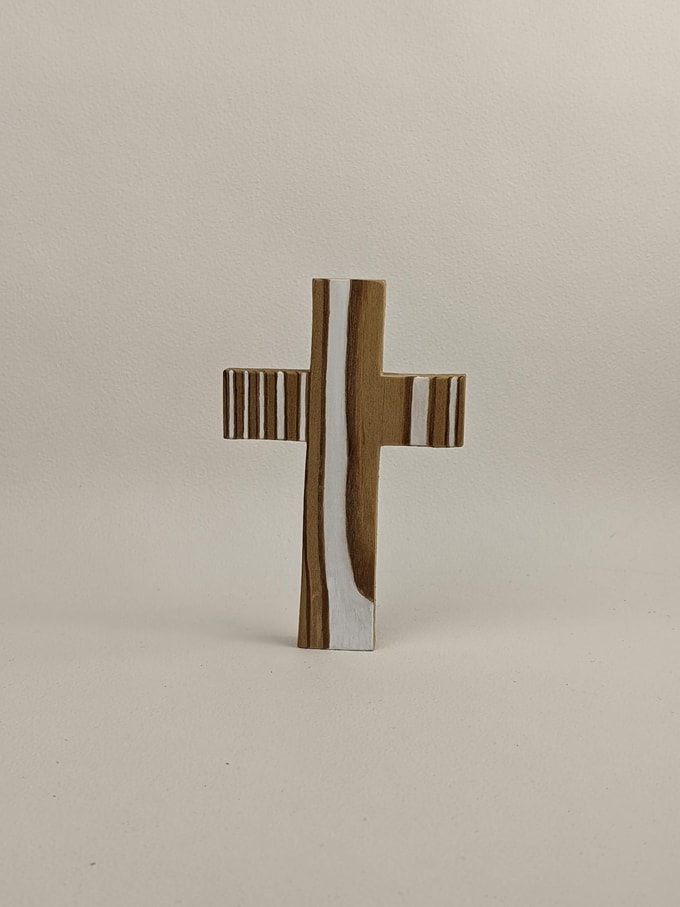 croix bois avec nervures blanches