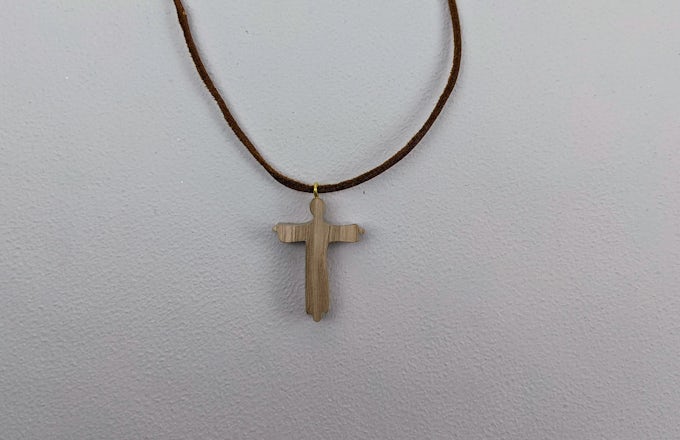 croix pendentif Christ bois