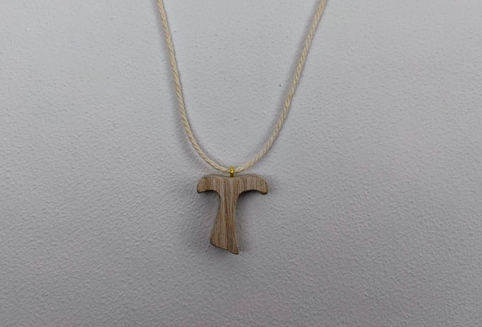 pendentif croix tau bois