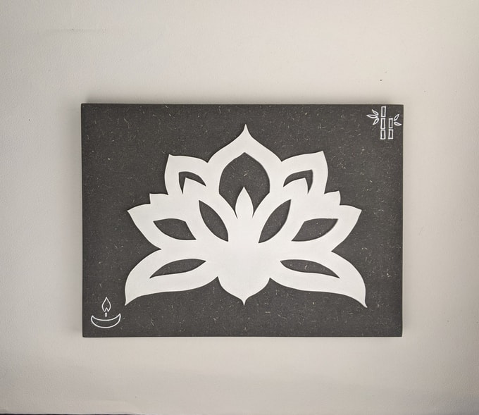 fleur de lotus sur cadre gris foncé