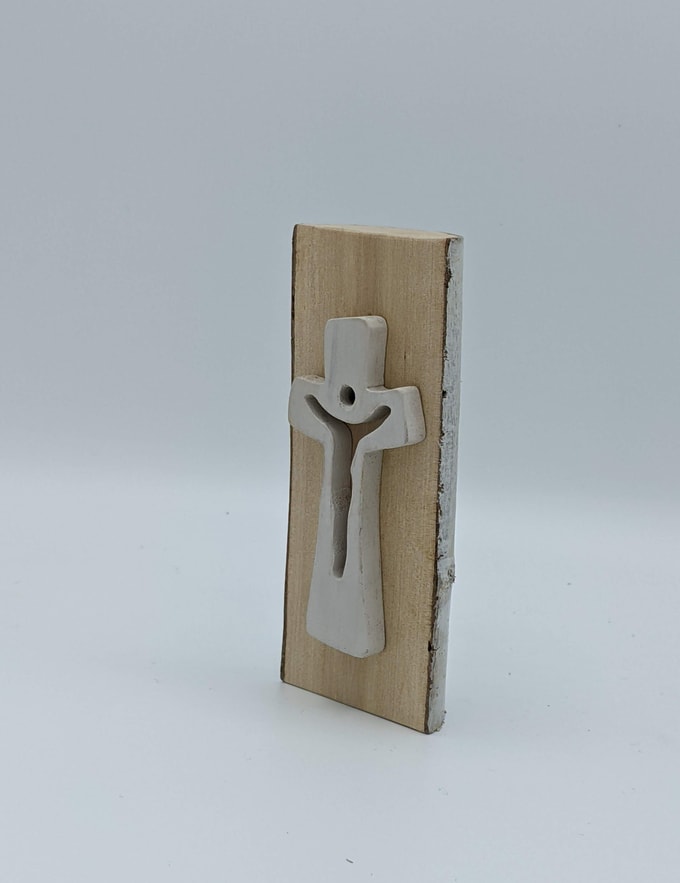 croix sur morceau de bois