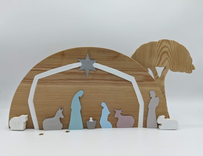 crèche de Noël arrondie personnages couleurs et arbre
