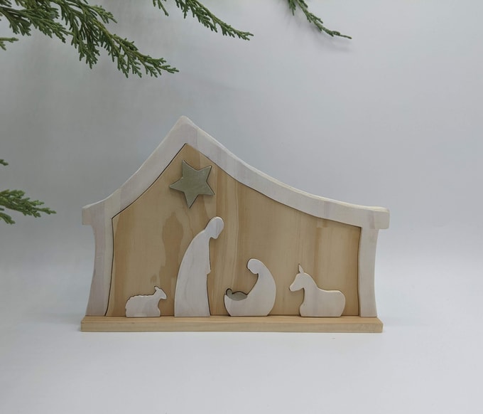 crèche de Noël bois et blanc forme maison