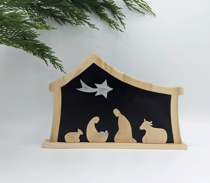 crèche de Noël bleu nuit et bois forme maison