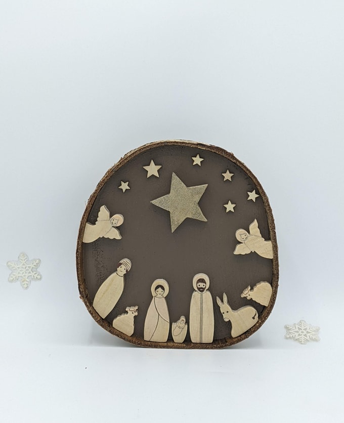 crèche de noël dans écorce bois