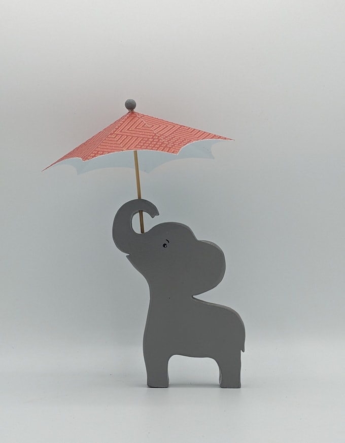éléphant portant un parapluie